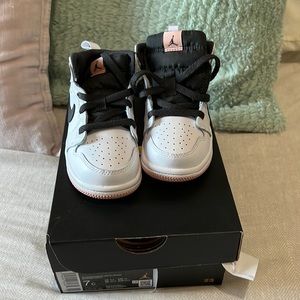 Jordan 1 MID. TODDLERS.